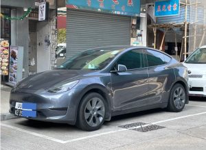 グレー色のテスラ車