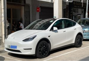 白色のテスラ車