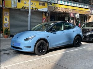 青色のテスラ車