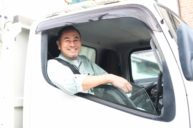 トラックにのるミドルの男性